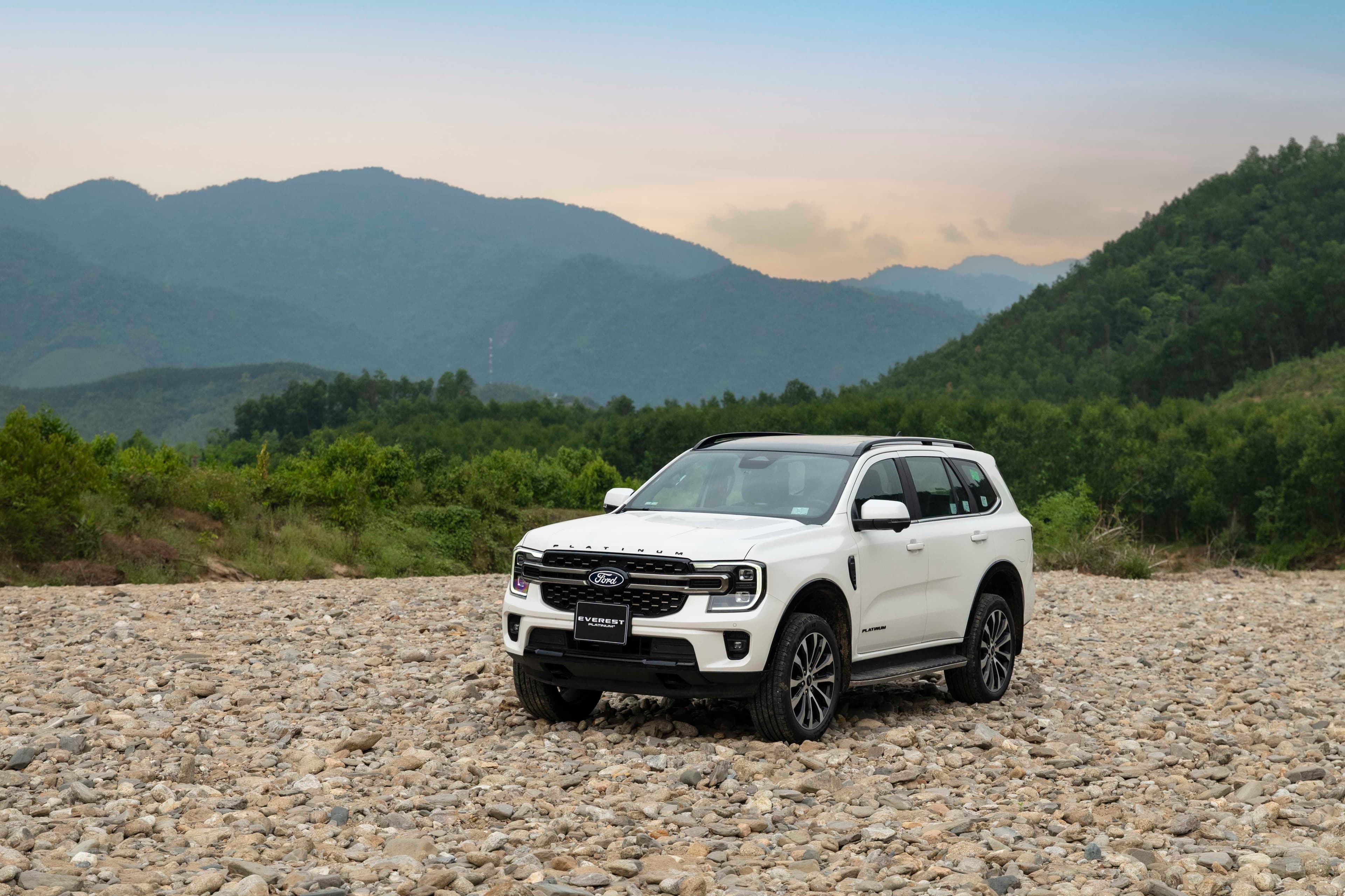 Ford Everest Active 2.0L 4x2 AT