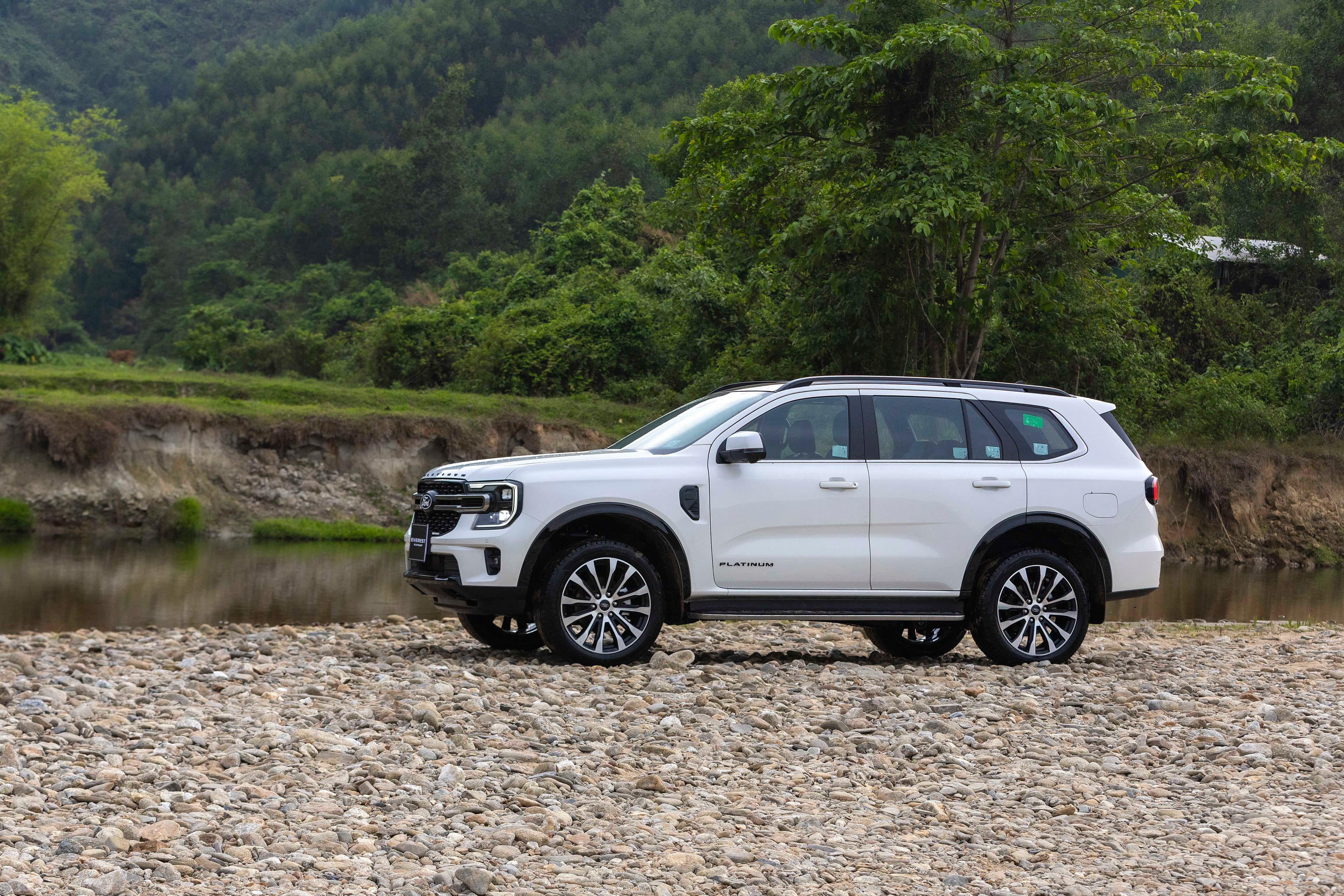 So Sánh Chi Tiết Các Phiên Bản Ford Everest 2026 – Active, Sport và Platinum Khác Nhau Gì?